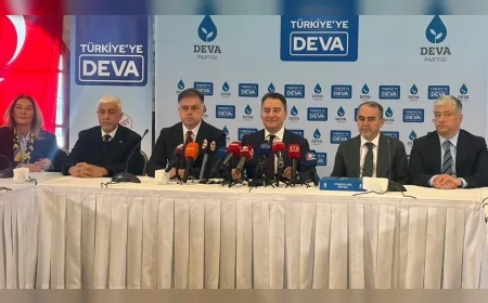 DEVA Partisi Genel Başkanı Ali Babacan İzmir’de “Türkiye çok zor bir dönemden geçiyor” diyerek ekonomik ve adalet sorunlarına dikkat çekti