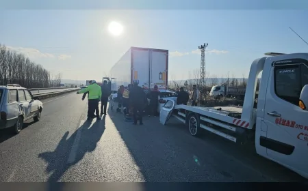 Çorum-Ankara Karayolu’nda otomobil tıra arkadan çarptı, sürücü araç dorsesine saplanarak ağır yaralandı