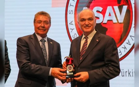 Düzce Belediye Başkanı Dr. Faruk Özlü’ye Savunma Sanayisine Katkıları İçin “Kızıl Elma” Ödülü