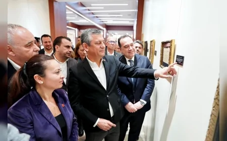 CHP GENEL BAŞKANI ÖZGÜR ÖZEL MANİSA’DA “SARıŞIN BİR KURT: MUSTAFA KEMAL ATATÜRK” SERGİSİNİ ZİYARET ETTİ