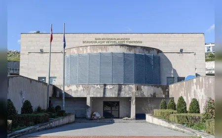 İzmir Büyükşehir Belediyesi Bornova Aşık Veysel Amfi Tiyatro’yu Yenileyerek Yeni Sezona Hazırlıyor