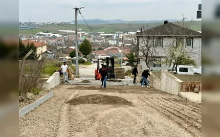 Yalova Belediyesi İsmetpaşa Mahallesi Özçelik Sokak’ta Parke Yol Yenileme Çalışmalarını Sürdürüyor
