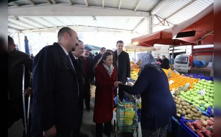 YUNUSEMRE BELEDİYE BAŞKANI SEMİH BALABAN VE CHP MANİSA İL BAŞKANI İLKSEN ÖZALPER MURADİYE PAZAR YERİ’NDE ESNAF VE VATANDAŞLARLA BULUŞTU