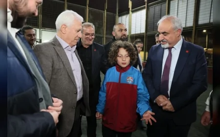 BURSA BÜYÜKŞEHİR BELEDİYE BAŞKANI MUSTAFA BOZBEY: “GENÇLERİMİZİN DAHA GÜVENLİ SPOR YAPABİLMESİ İÇİN SAHAYI YENİLEYECEĞİZ”