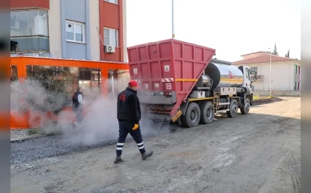 EFELER BELEDİYE BAŞKANI ANIL YETİŞKİN UMURLU MAHALLESİ’NDE YILLARDIR BEKLEYEN YOLU ASFALTLA YENİLEDİ