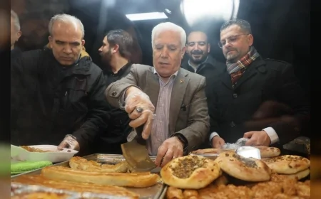 Bursa Büyükşehir Belediye Başkanı Mustafa Bozbey Abdal Meydanı’nda Sahurda Vatandaşlarla Buluştu