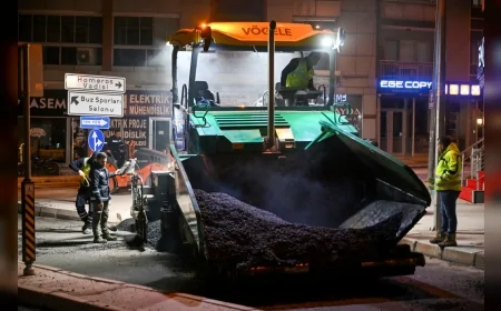 Bornova Belediyesi Altyapı Sonrası Bozulan Yollarda Gece Asfalt Çalışması Yaptı