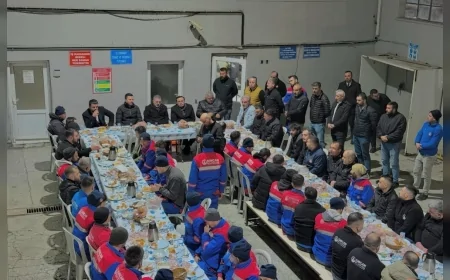 Sincan Belediye Başkanı Murat Ercan Gece Mesaisi Yapan Personelle Sahurda Buluştu