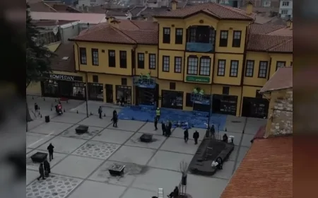 Çorum Belediyesi Han Önü Meydanı’nı Bayrama Hazırlıyor Velipaşa Hanı Yenileniyor Bayramlaşma Bu Meydanda Yapılacak