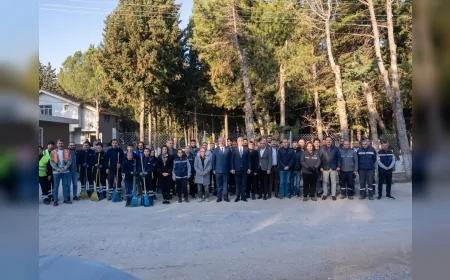 İzmir Büyükşehir Belediyesi Ramazan Bayramı Öncesi 30 İlçede 2 Bin 500 Parselde Mezarlık Temizlik Çalışması Başlattı