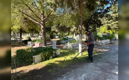 BALIKESİR AYVALIK’TA MEZARLIKLAR RAMAZAN BAYRAMI ZİYARETLERİ İÇİN HAZIRLANDI