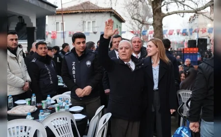 Bursa Büyükşehir Belediye Başkanı Mustafa Bozbey Kadir Gecesi’nde Özlüce’de komşularıyla iftar sofrasında buluştu