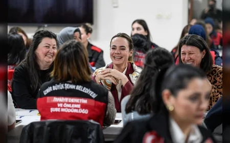 İzmir’de kadın itfaiyeciler ve şoförlerle iftar buluşması dayanışma mesajı verdi