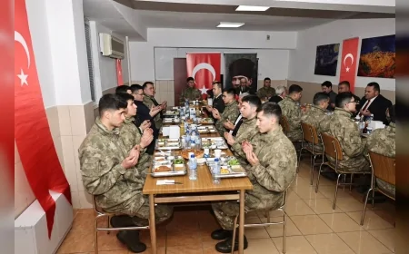 Çorum Valisi Ali Çalgan iftar programında Mehmetçiklerle bir araya geldi