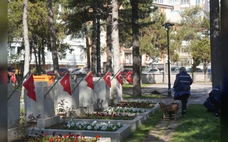 Eskişehir Büyükşehir Belediyesi şehitliklerde bakım ve çiçeklendirme çalışması gerçekleştirdi