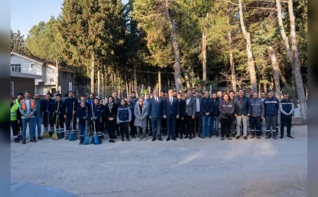 Gaziemir Belediyesi ve İzmir Büyükşehir Bayram Öncesi Mezarlıklarda Kapsamlı Temizlik Çalışması Gerçekleştirdi