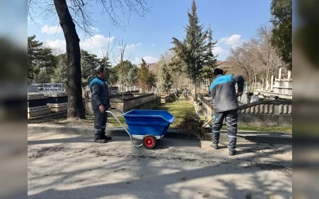 KAYSERİ BÜYÜKŞEHİR BELEDİYESİ KABRİSTANLARI BAYRAM ZİYARETLERİ İÇİN HAZIR HALE GETİRDİ