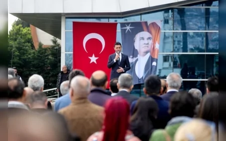 Bayraklı Belediye Başkanı İrfan Önal belediye personeliyle bayramlaşma programında buluştu