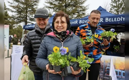 Eskişehir Büyükşehir Belediyesi’nden bayram arifesinde mezarlıklarda ücretsiz çiçek dağıtımı uygulaması