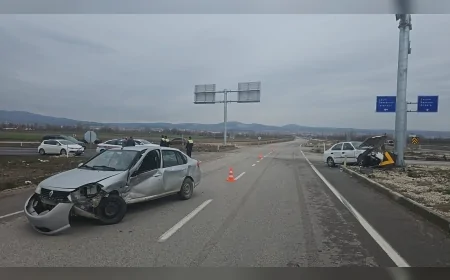 Çorum-İskilip Karayolu’nda İki Otomobil Çarpıştı 6 Kişi Yaralandı