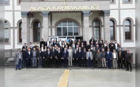 Alaca’da Şehit Halil İbrahim Aygül Sosyal Tesisi’nde Bayramlaşma Programı Yoğun Katılımla Yapıldı