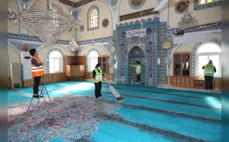 Çiğli Belediye Başkanı Onur Emrah Yıldız: “Bayram Öncesi Cami ve Mezarlıklarda Kapsamlı Temizlik Yaptık”