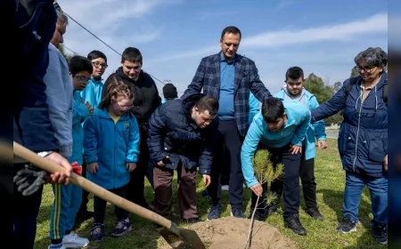 BORNOVA BELEDİYE BAŞKANI ÖMER EŞKİ DOWN SENDROMLU ÇOCUKLARLA FİDAN DİKİMİNDE BULUŞTU