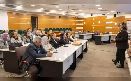 BORNOVA’DA MUHTARLARA DİJİTAL İLETİŞİM EĞİTİMİYLE YÖNETİM SÜREÇLERİNE KATILIM GÜÇLENİYOR