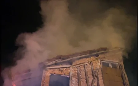 Çorum Kale Mahallesi’nde gecekonduda çıkan yangın itfaiye ekiplerince söndürüldü