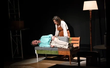 İzmir Bornova’da sahnelenen “Unutmak” oyunu kapalı gişe oynayarak tiyatroseverlerden yoğun ilgi görüyor