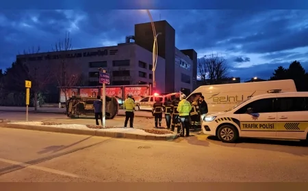 Çorum’da Gazi Caddesi’nde cip ile kamyonet çarpıştı 2 sürücü yaralandı