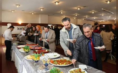 Atatürk Üniversitesi Rektörü Prof. Dr. Ahmet Hacımüftüoğlu Üniversite Ailesiyle Ramazan Bayramında Bir Araya Gelerek Bayramlaştı