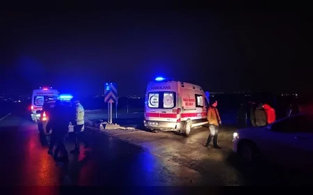 Çorum İskilip yolunda polis aracı ile otomobil çarpıştı 3 kişi yaralandı