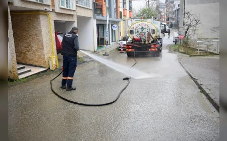 Giresun Belediyesi cadde ve sokak yıkama çalışmalarını kent genelinde sürdürüyor
