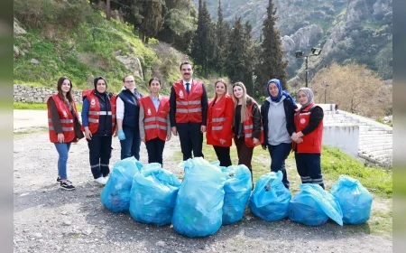 Şehzadeler Belediyesi Spil Dağı Eteklerinde Orman Haftası İçin Temizlik Etkinliği Düzenledi!