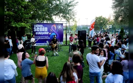 ESKİŞEHİR BÜYÜKŞEHİR BELEDİYESİ SOKAKTA MÜZİK VAR ETKİNLİĞİYLE KENTİ AÇIK HAVA SAHNESİNE DÖNÜŞTÜRÜYOR