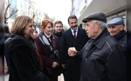 Eskişehir Büyükşehir Belediye Başkanı Ayşe Ünlüce Hamamyolu’nda vatandaş ve esnafın taleplerini dinledi