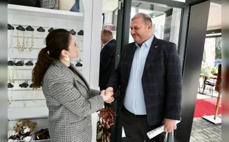 MENDERES BELEDİYE BAŞKANI İLKAY ÇİÇEK EŞİ MELEK ÇİÇEK’İN YENİ İŞ YERİNİN RUHSATINI SÜRPRİZ ZİYARETLE TESLİM ETTİ