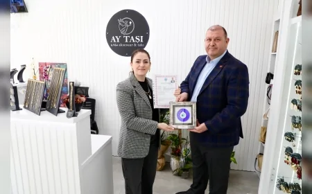 Menderes Belediye Başkanı İlkay Çiçek Eşine Ruhsatı Sürpriz Ziyaretle Teslim Etti