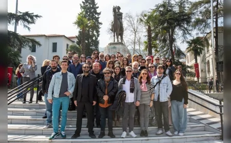 Bursa'da Heykel Atatürk Anıtı Önünde Dünya Tiyatro Günü Çelenk Töreni Ve Sanatçıların Katılımıyla Anlamlı Kutlama Gerçekleştirildi
