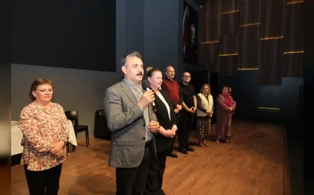 Dikili’de Dünya Tiyatro Günü Etkinlikleri Yoğun Katılımla Başladı