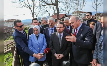 ADALET BAKANI AKIN GÜRLEK KONURALP ANTİK TİYATROSU İÇİN “BU TARİHİ DOKU VE MANZARA İNSANI BÜYÜLÜYOR” DEDİ