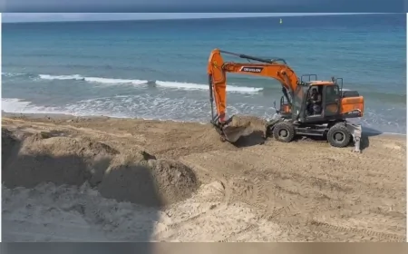 KUŞADASI BELEDİYESİ TURİZM SEZONU ÖNCESİ PLAJLARDA TEMİZLİK VE BAKIM ÇALIŞMALARINI YOĞUNLAŞTIRDI