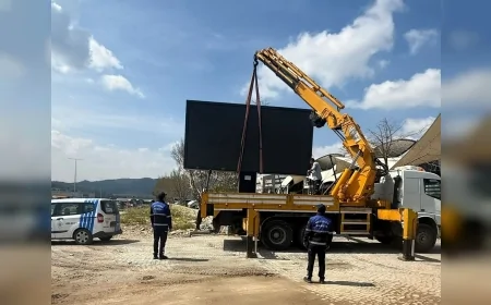 Muğla Büyükşehir Belediyesi Açık Hava Reklam Alanlarında Denetimi Artırdı, İzinsiz Mecralar Kaldırılıyor