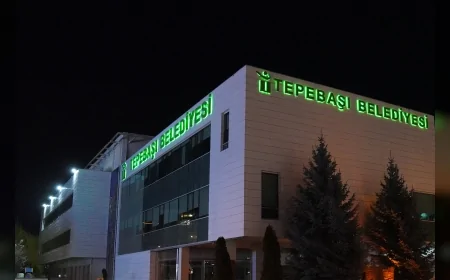 TEPEBAŞI BELEDİYESİ DÜNYA SAATİ ETKİNLİĞİNE KATILDI, İKLİM KRİZİNE DİKKAT ÇEKMEK İÇİN IŞIKLAR KAPATILDI