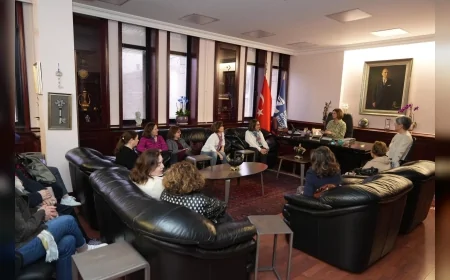 Eskişehir Büyükşehir Belediye Başkanı Ayşe Ünlüce Ankara Hukuk Mezunu Kadınları Ağırladı