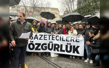KADIKÖY’DE GAZETECİLERE DESTEK BULUŞMASINDA “ÖZGÜR BASIN SUSTURULAMAZ” MESAJI VERİLDİ