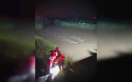 İzmir Menderes’te Dereye Uçan Araçta Mahsur Kalan Vatandaş İtfaiye Ekiplerince Kurtarıldı