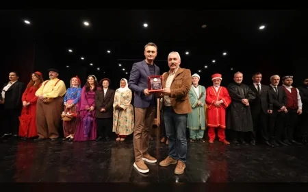 Giresun Belediyesi Şehir Tiyatrosu Akçaabat’ta sahnelediği oyunla izleyicilerden tam not aldı