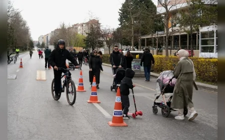 Eskişehir Büyükşehir Belediyesi Arabasız Pazar uygulamasıyla kentte cadde ve sokakları vatandaşların kullanımına açtı